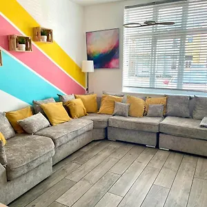 Spacious Group Haven: 8-bedroom Comfort Near Town & Bournemouth